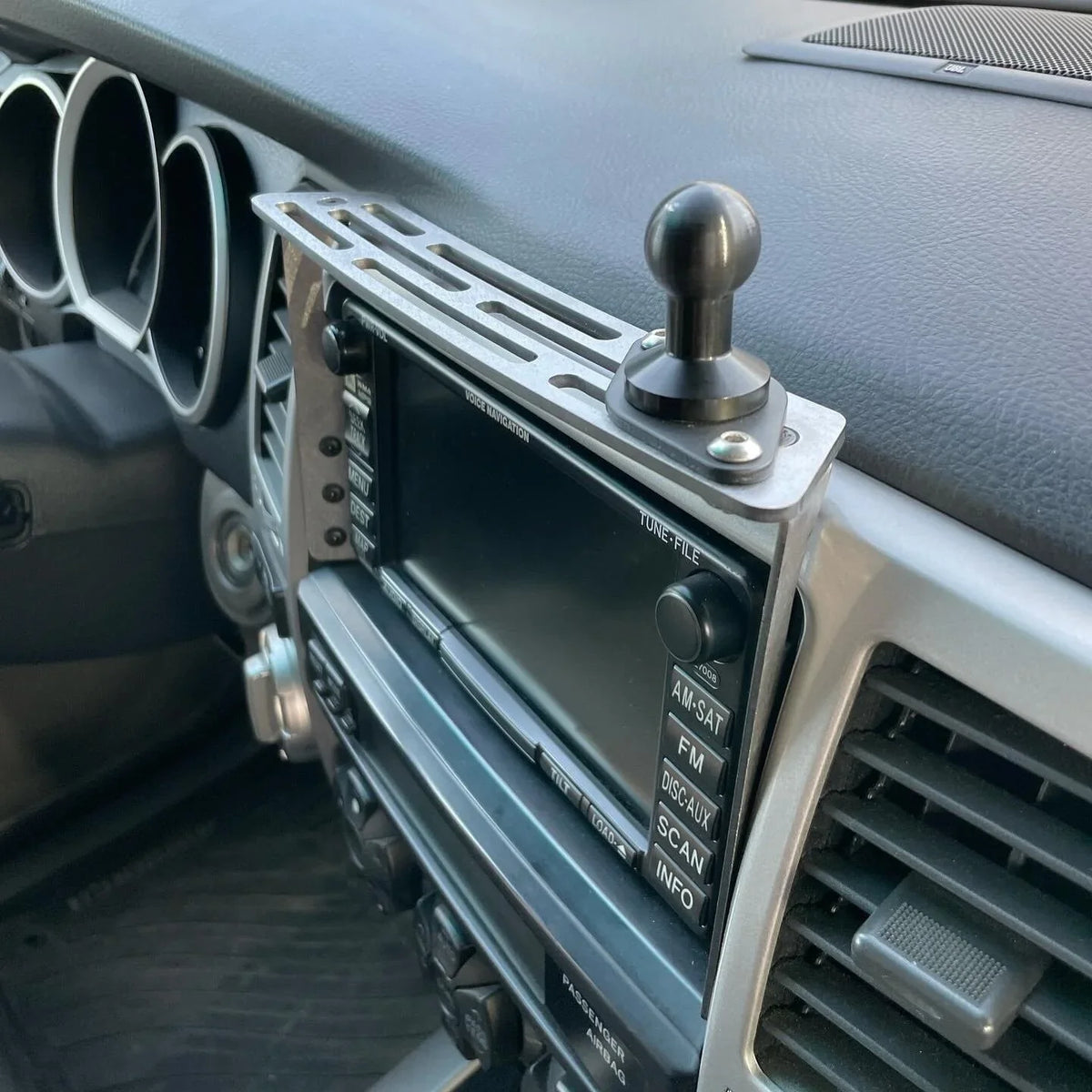 Toyota 4Runner Dash Mount — 2003–2009